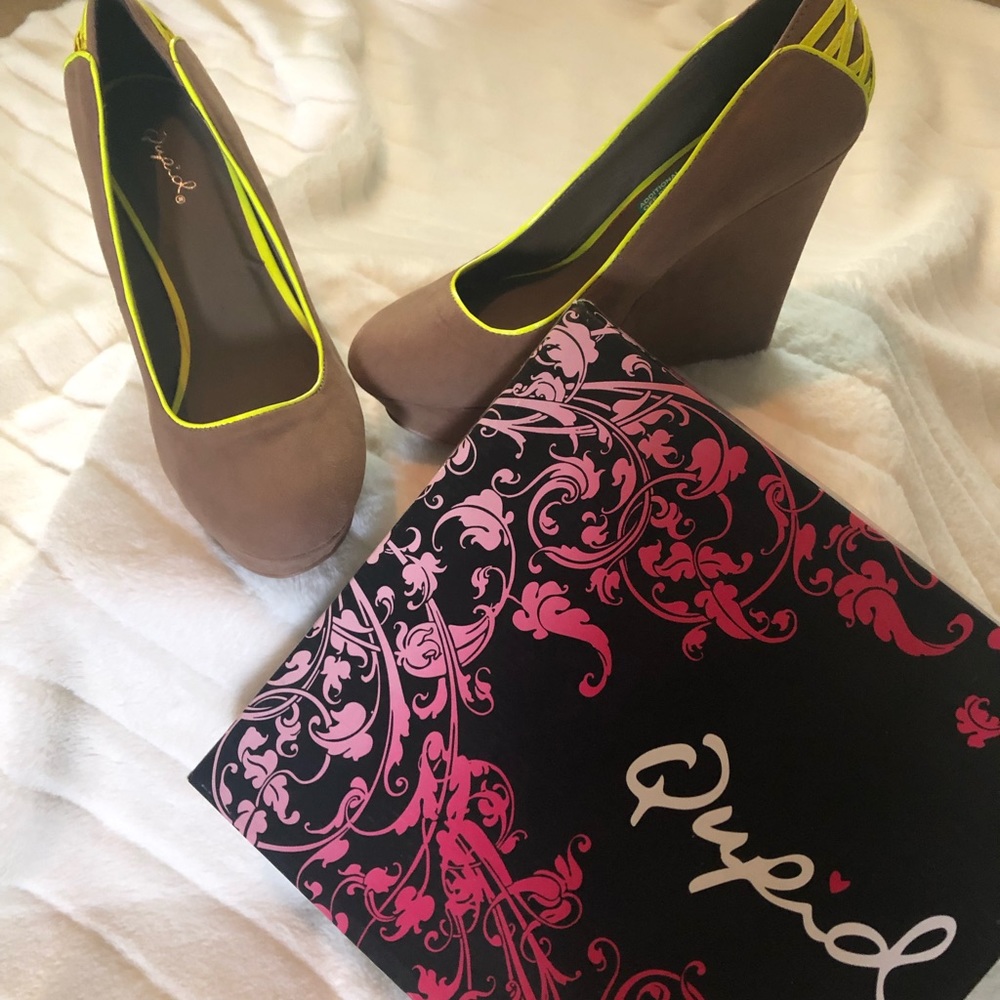 🔥2/$45. Taupe velvet wedge heels